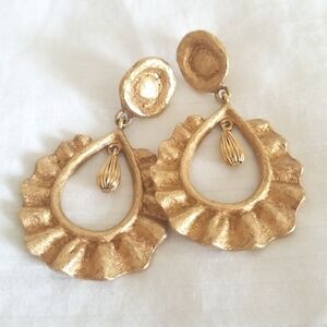 Rosa Flores Gold Scallop Hoop Earrings